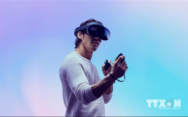 Hãng Meta giới thiệu phiên bản kính thực tế ảo mới Quest Pro. (Ảnh: AFP/TTXVN) Media